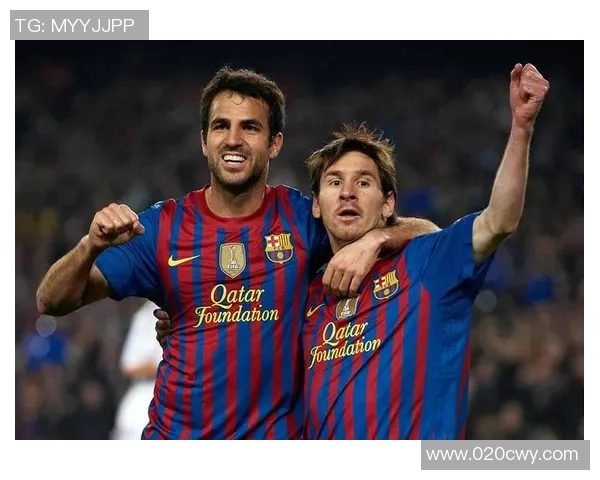 巴萨球星与小儿子共享温馨时光在球场上玩耍尽显父子情深